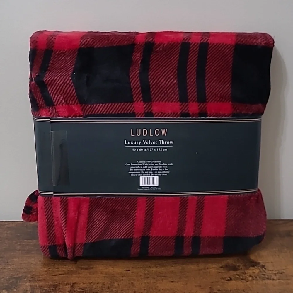 NWT Ludlow Red & Black Luxury Velvet Throw 50in x 60in